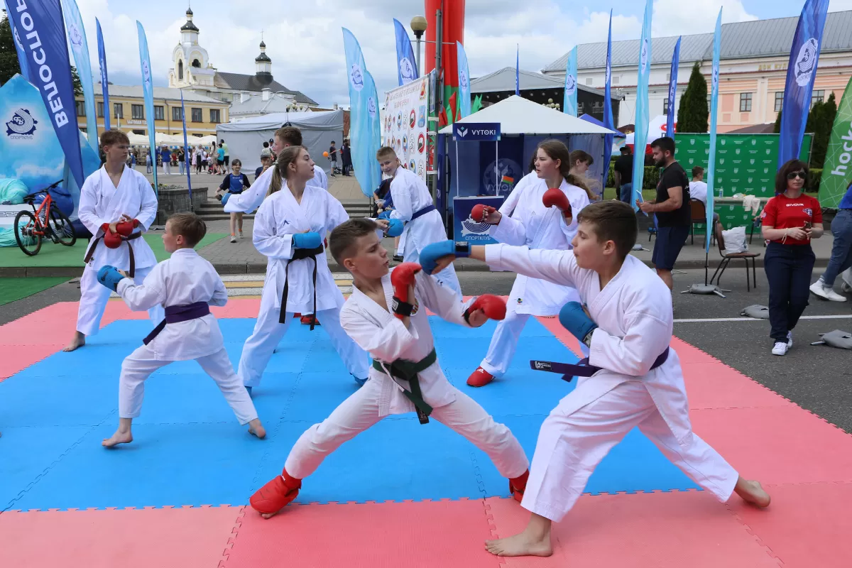 ПРАЗДНИК СПОРТА И КУЛЬТУРЫ. В НОВОГРУДКЕ С РАЗМАХОМ ПРОХОДИТ ФЕСТИВАЛЬ «ВЫТОКI. КРОК ДА АЛIМПУ»