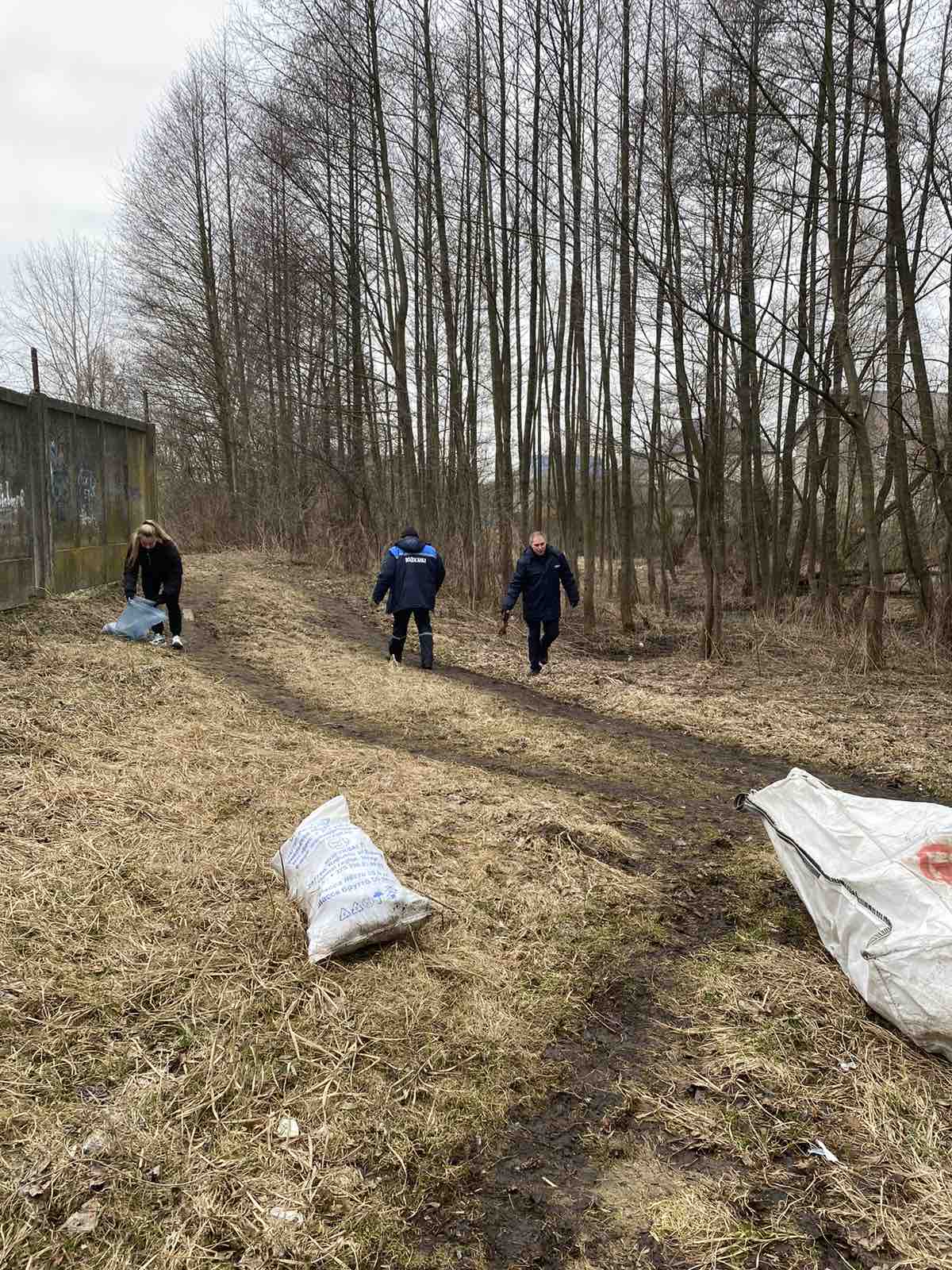 Сотрудники КУП «Слуцкводоканал» приняли активное участие в субботнике по уборке территории.