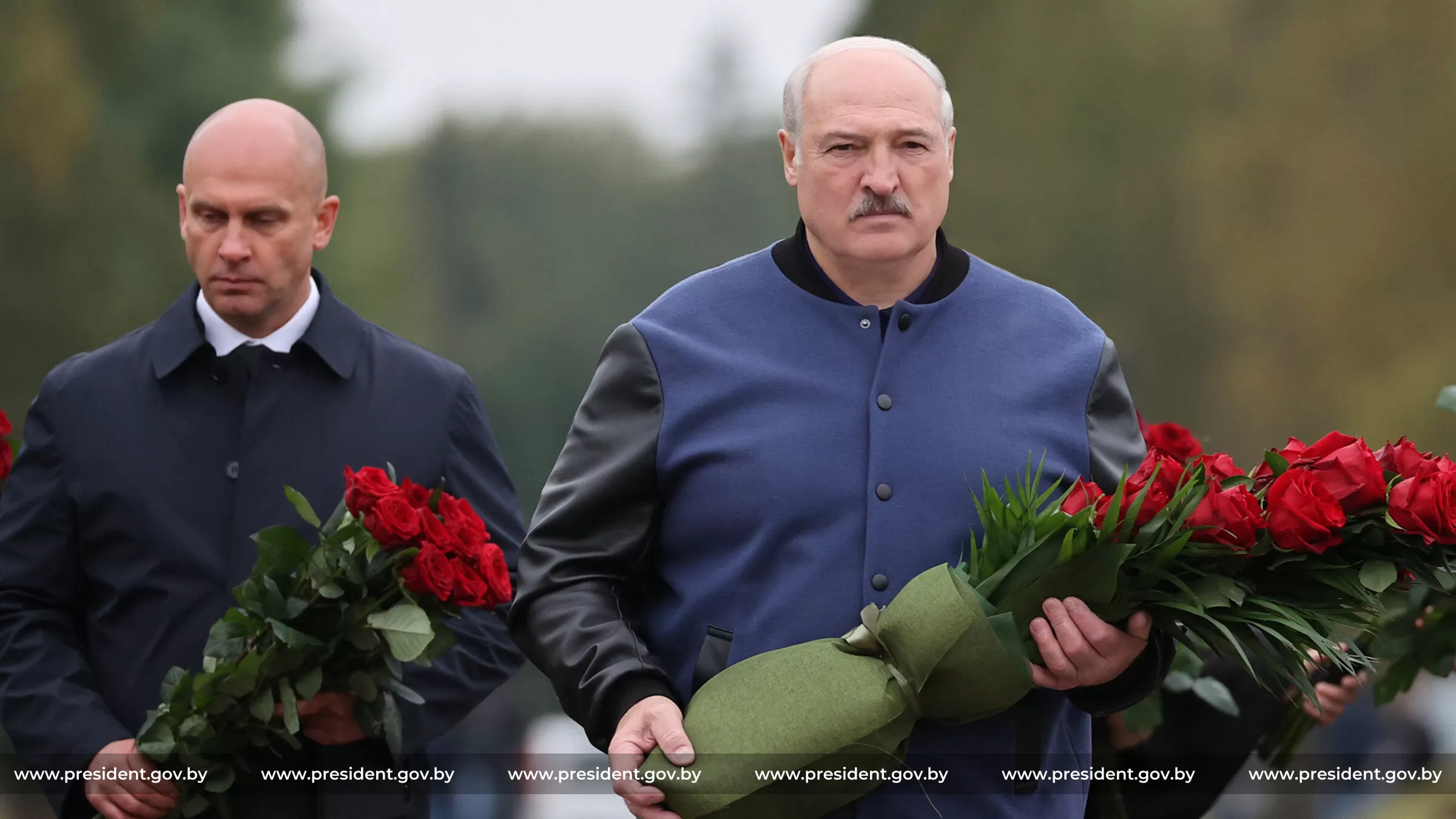 В РАМКАХ ПОСЕЩЕНИЯ МЕМОРИАЛЬНОГО КОМПЛЕКСА ХАТЫНЬ ПРЕЗИДЕНТ БОЛЕЕ 2,5 ЧАСОВ ОБЩАЛСЯ С ЖУРНАЛИСТАМИ